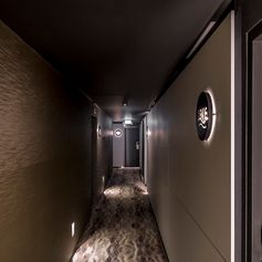 Hotel corridor hotelkamer